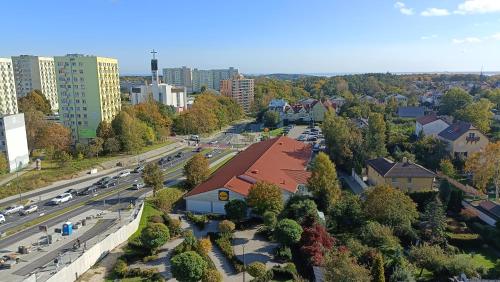 グディニャにあるNowoczesne mieszkanie z odległym widokiem na morzeの道路・建物の空中の景色