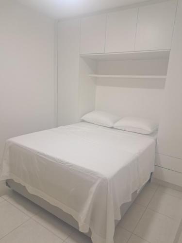 Ένα ή περισσότερα κρεβάτια σε δωμάτιο στο Quarto confortável pertinho da praia