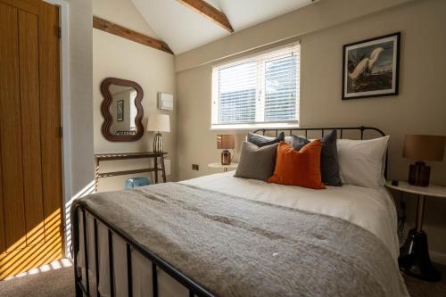 Giường trong phòng chung tại Church Road Retreats