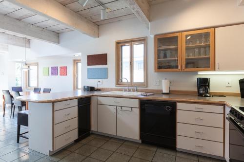 eine Küche mit Spüle und Arbeitsplatte in der Unterkunft Riverdell - Great Views of the Columbia Gorge and White Salmon River in Hood River