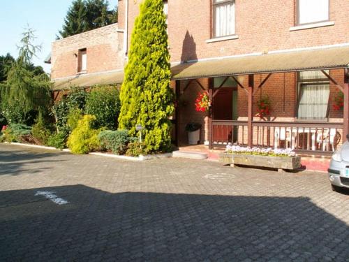 a brick house with a car parked in front of it at Résidence Rachel 03 in Mons
