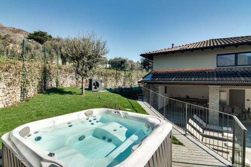 Фотография из галереи VILLA ULIVI by Curti affitti в Тремеццо