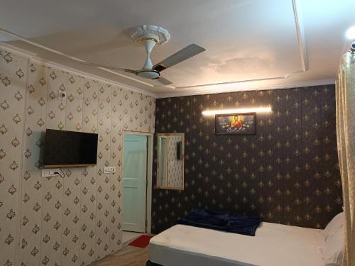 une chambre avec un lit et un ventilateur de plafond dans l'établissement Haveli Heritage --- 200 Meters from Nizamuddin Railway Station, à New Delhi