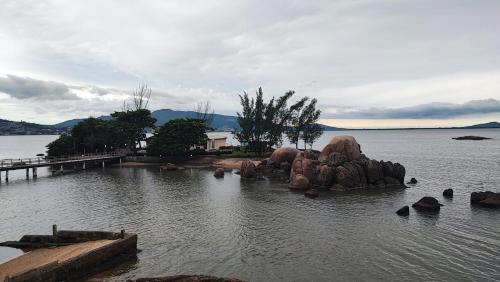 フロリアノポリスにあるCasa do Barco de Coqueirosの岩の大量の水