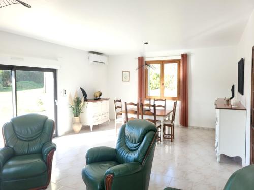 un salon avec deux chaises et une table dans l'établissement Gîte du Haut Sarladais, à Sarlat-la-Canéda