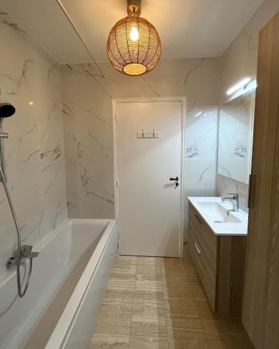 une salle de bain avec une baignoire, un lavabo et des toilettes dans l'établissement Beautiful studio with parking place Massena, à Nice