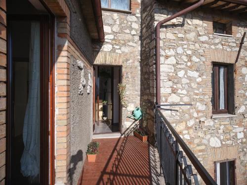 an external view of a building with a balcony at La casa di nonna Clara in Montecchio