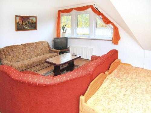 a living room with a couch and a table at Ferienwohnung, Dallgow-Döberitz in Staaken