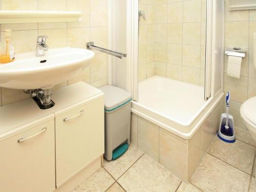 a bathroom with a sink and a shower and a toilet at Bootshaus, Mirow in Mirow