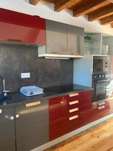O bucătărie sau chicinetă la Chalet cosy à la montagne