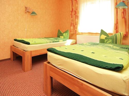 a room with two twin beds and a window at Ferienwohnung, Lohmen in Lohmen