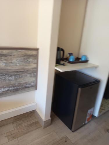 a small desk in a room with a table at Kau Si Aike in El Chalten