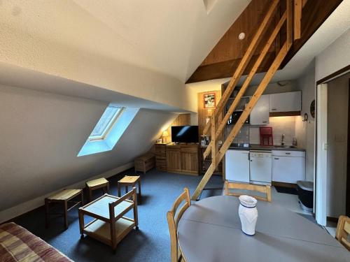 Kuchyňa alebo kuchynka v ubytovaní Résidence Le Grand Adret - Charmant deux pièces + mezzanine MAE-3914