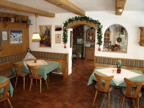 een restaurant met tafels en stoelen in een kamer bij Birkenhof in Ehrwald