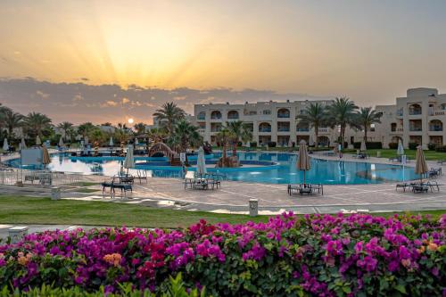 Bazén v ubytování Sataya Resort Marsa Alam nebo v jeho okolí