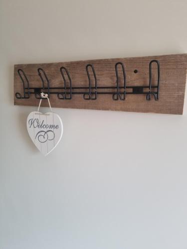 a wooden clipboard with a heart hanging on a wall at Hemmer Hofstede in Hem