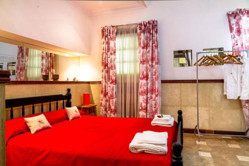 1 dormitorio con cama roja y cortinas rojas en Alex Apartment en Buenos Aires