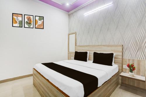 Postel nebo postele na pokoji v ubytování Super Townhouse Sector 4 Gurgaon