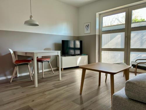 Una televisión o centro de entretenimiento en Ferienwohnung Bullerby-Büsum, ehemals Holländerei