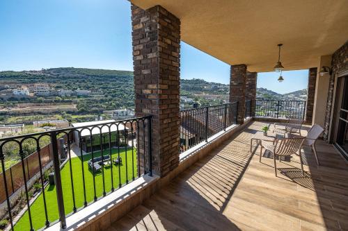 a balcony with chairs and a view of the countryside at וינטאג' וויליג' - כפר נופש מהמם עם בריכה וג'קוזי אירוח דרוזי in Bet Dagan