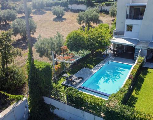 vista sul tetto di un cortile con piscina di Deluxe Chrousso Pool Villa a Paliouri