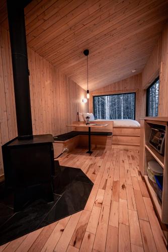 a large room with a bed and a desk at ÈST Éco-cabines in Nouvelle