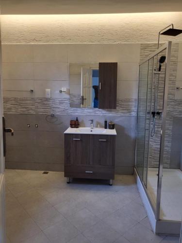 ein Badezimmer mit Waschbecken und Dusche in der Unterkunft Ghanastays in Accra