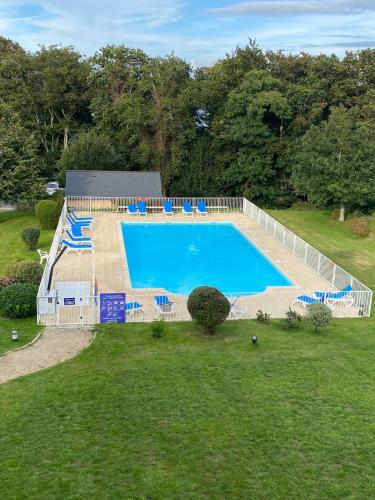 - une vue sur la piscine dans la cour dans l'établissement Appartement dans une résidence avec piscines, à Carantec