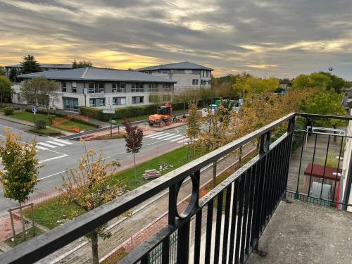 - un balcon donnant sur une rue avec un camion dans l'établissement L'aile du Moulin, à Magny-le-Hongre