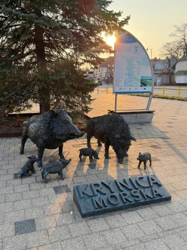 a statue of bulls and cub statues in a park at Bulwar17 in Krynica Morska