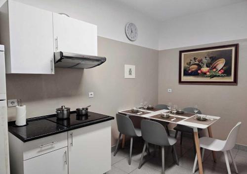 een keuken met een tafel en stoelen in een keuken bij Banana Lovers - Banana Farm in Ribeira Brava