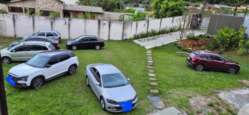 a group of cars parked in a yard at Recanto da Totoquinha in Juiz de Fora