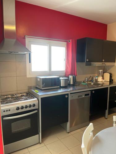 Η κουζίνα ή μικρή κουζίνα στο Maison d'hôtes villa Anna Dakar