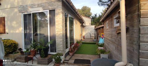 a small house with a green lawn in the backyard at Petite maison 45 m2 avec terrasse sans vis à vis in Le Castellet