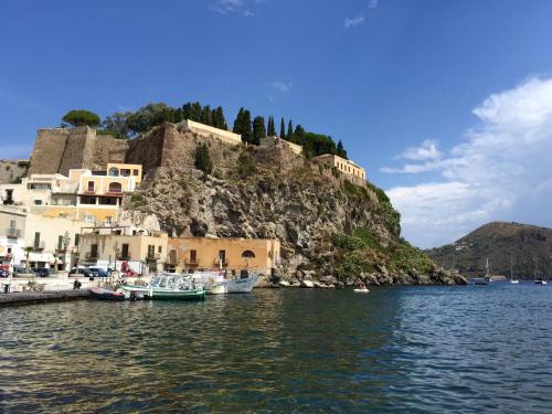 un grupo de barcos en un cuerpo de agua en Mamamia Lipari, en Lipari