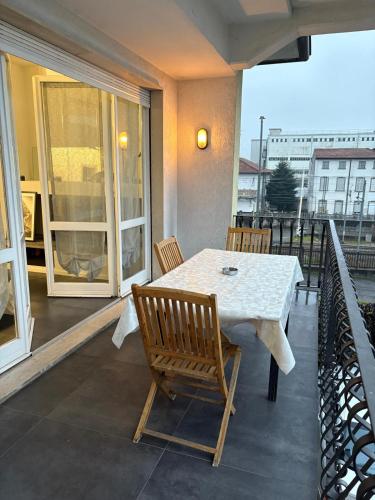 a white table and chairs on a balcony at Appartamento Belvedere in Lomazzo