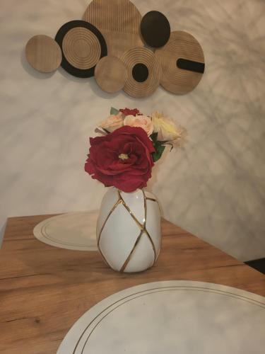 a vase filled with flowers sitting on a table at Studio lux Strpce in Brezovicë