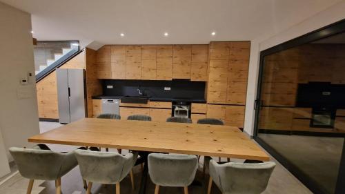 Η κουζίνα ή μικρή κουζίνα στο Villa V, ROOMS WITH PRIVATE BATHROOM, SHARED KITCHEN, LIVING ROOM AND GARDEN WITH HEATED POOL, Privlaka, Zadar