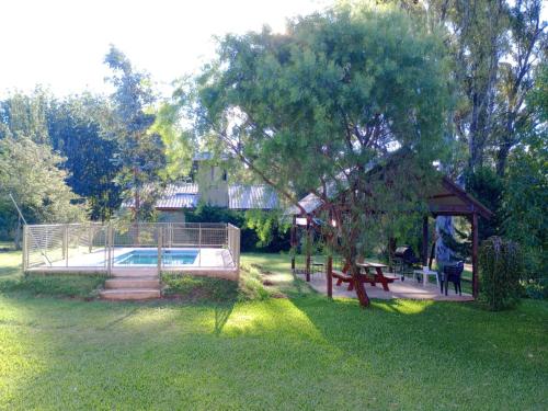 einen Garten mit Pool und Pavillon in der Unterkunft Shakty "Apart de Montaña" in Los Reartes