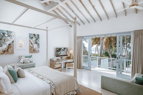 ein Schlafzimmer mit einem Bett und einem Balkon in der Unterkunft Selenya Talpe - Boutique Villa in Unawatuna