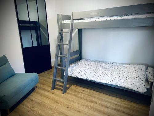 - un lit superposé avec une échelle dans une chambre dans l'établissement L Orangerie, à Maubec