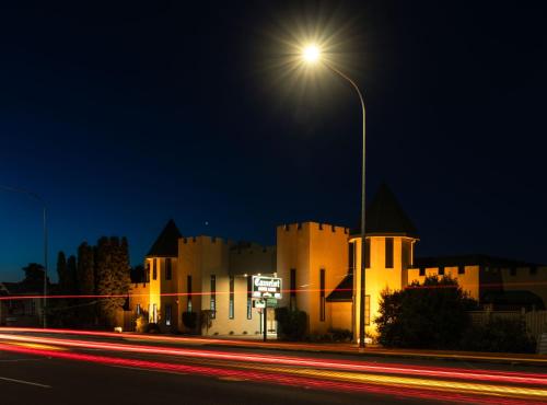 a street light in front of a building at night at Camelot Motor Lodge and Conference Centre in Palmerston North