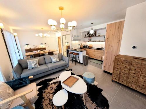 un salon avec un canapé et une table dans l'établissement Résidence La Croisette - Très bel appartement, spacieux, lumineux, proximité immédiate centre MAE-0011, aux Gets