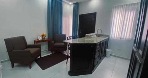 una camera con cucina con bancone e sedie di Real Guanacaste a San Pedro Sula