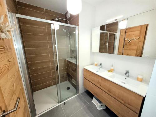 une salle de bain avec douche et lavabo dans l'établissement Résidence La Croisette - Très bel appartement, spacieux, lumineux, proximité immédiate centre MAE-0011, aux Gets