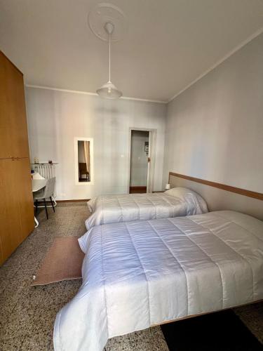 a bedroom with two beds and a sink in it at La Nina soggiorno felice in Moncalieri