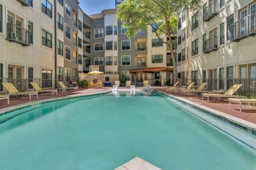 a swimming pool in the courtyard of a apartment building at Monthier Downtown RI1S1U1 in Austin