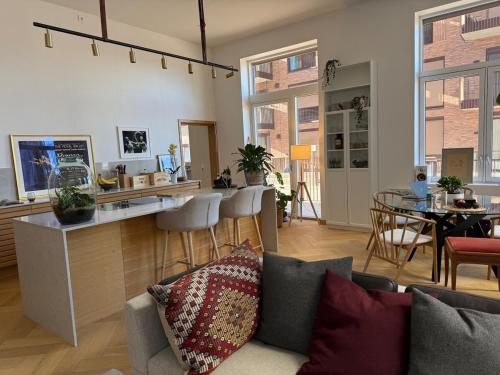 Χώρος καθιστικού στο Bohemian luxury New York style apartment close to the beach and city