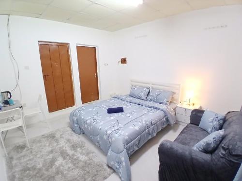 Ένα ή περισσότερα κρεβάτια σε δωμάτιο στο Transient Studio for Rent Al Ain Mall