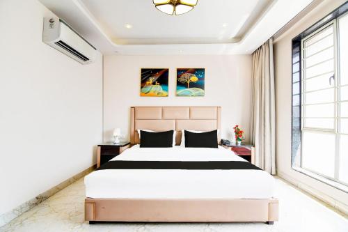 Ένα ή περισσότερα κρεβάτια σε δωμάτιο στο Super Townhouse New Town Formerly Krish Residency